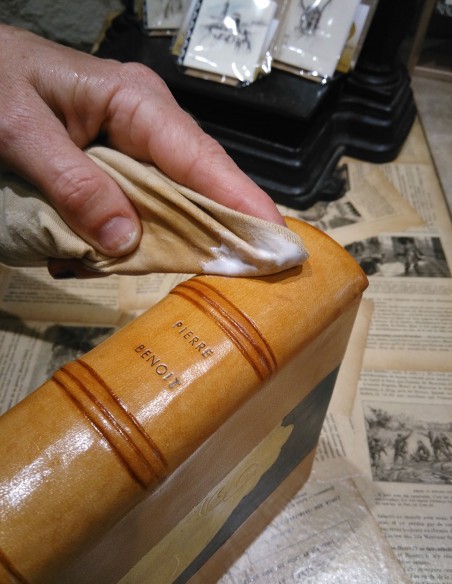 Cuidado del cuero de libro antiguo Cera 213. No deja marcas en el cuero. La cera debe limpiarse con un paño suave.