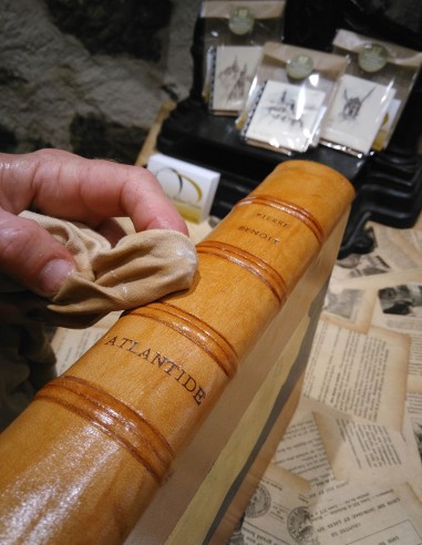 La cera 213 da un excelente resultado en las pieles de los libros a excepción de las antiguas pieles degradadas.