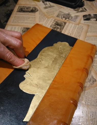 El dorado del libro también se puede encerar con cera 213.