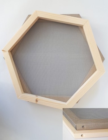 Tamiz de pulpa de papel reciclado en forma hexagonal.