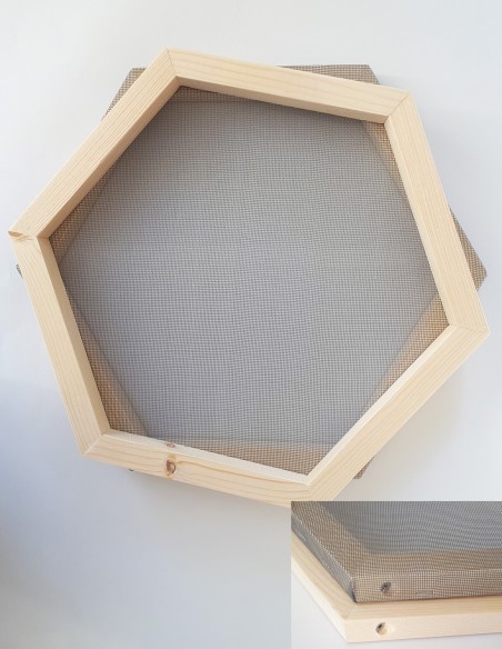 Tamiz de pulpa de papel reciclado en forma hexagonal.